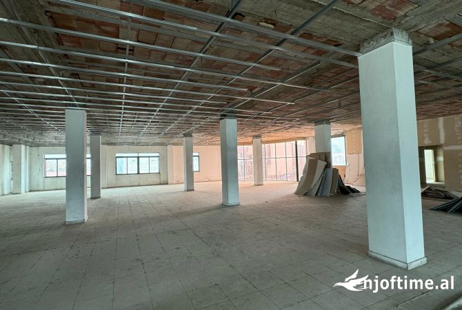 Ambiente Commerciale in Affitto 3+1 a Tirana - 10,000 Euro