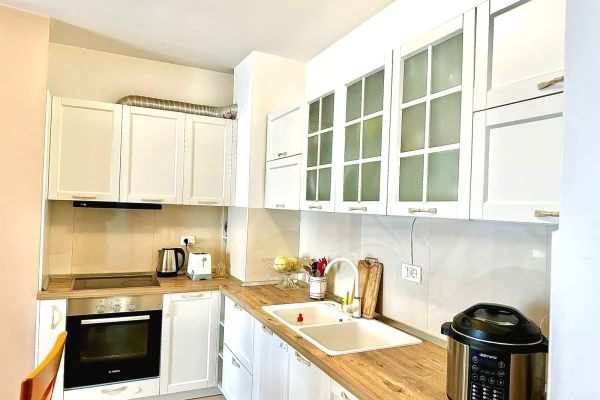 Shtepi ne shitje Apartament ne Tirane, 2+1, Mobilimi E mobiluar, Pagesa 175,000  Euro.