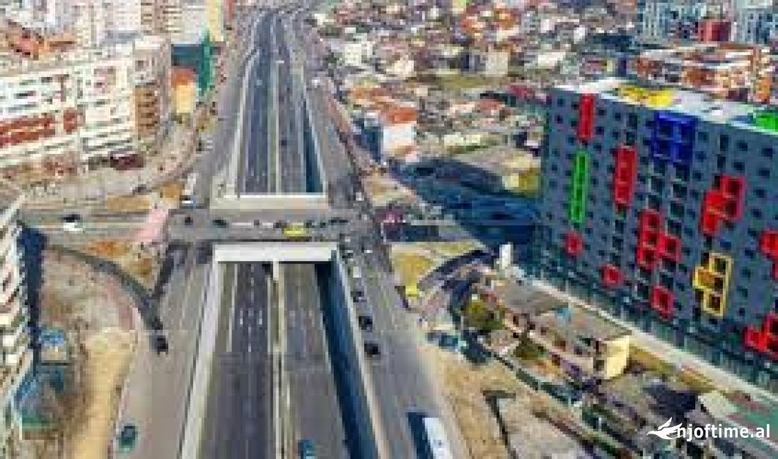 Ambient Komercial per Shitje ne Astir