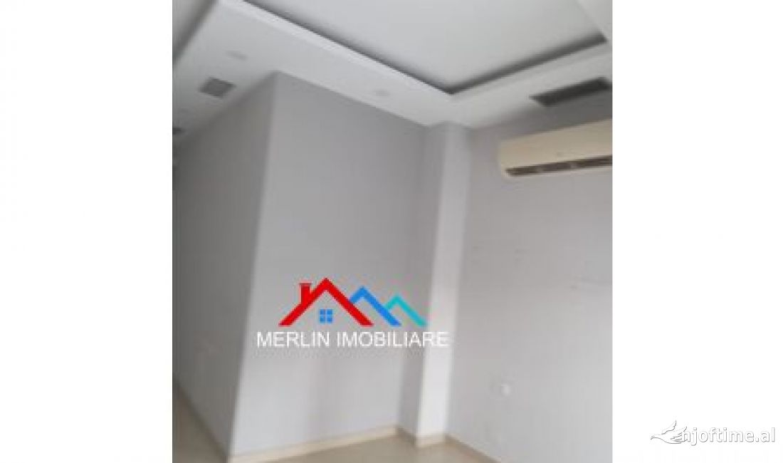 SHITET AMBJENT BIZNESI 45M2 TEK BULEVARDI BAJRAM CURRI ( AFER PALLATIT ME SHIGJETA)