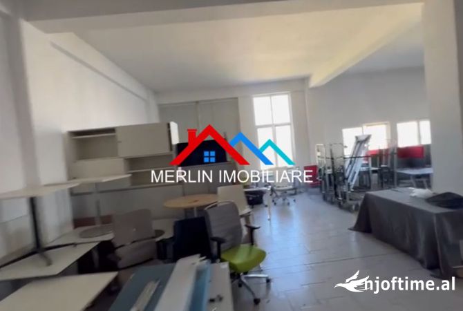 Ambiente Commerciale in Affitto 3+1 a Tirana - 1,100 Euro