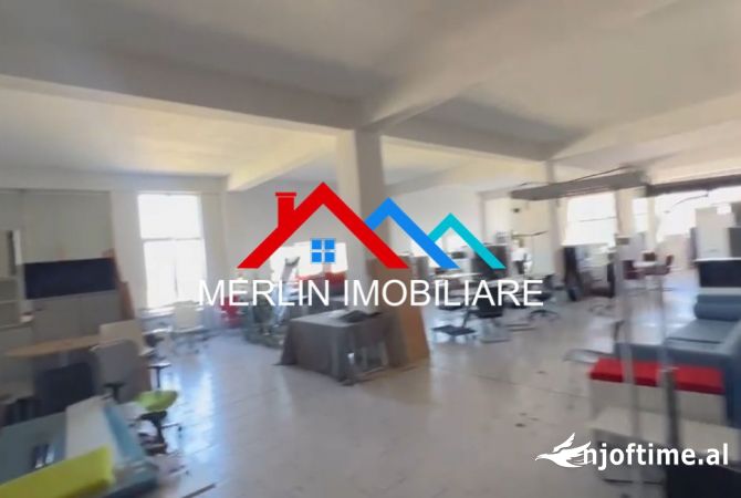 Ambiente Commerciale in Affitto 3+1 a Tirana - 1,100 Euro