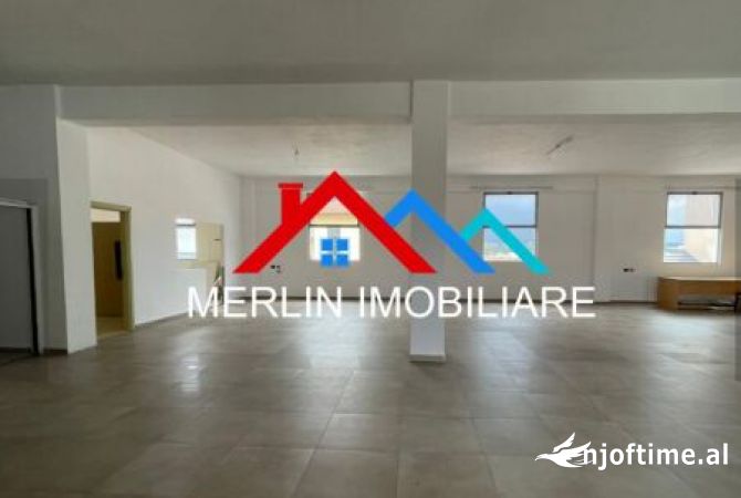 Ambiente Commerciale in Affitto 3+1 a Tirana - 1,200 Euro