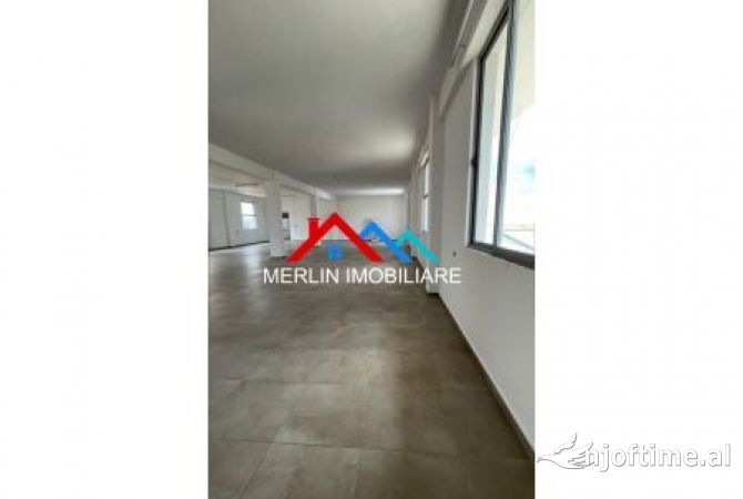 Ambiente Commerciale in Affitto 3+1 a Tirana - 1,200 Euro