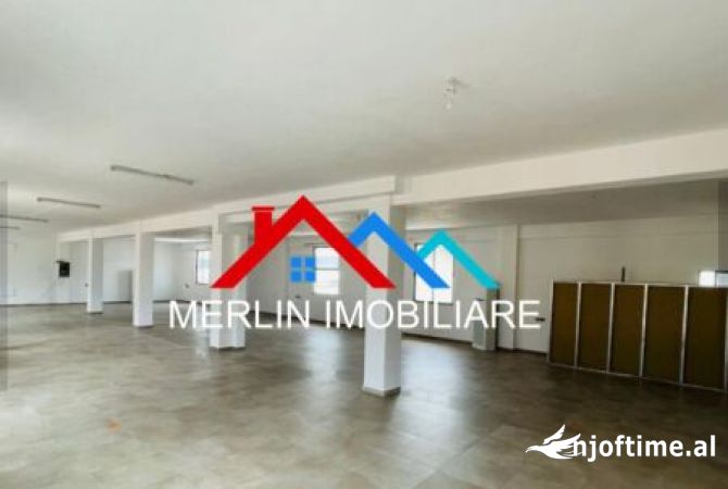 Ambiente Commerciale in Affitto 3+1 a Tirana - 1,200 Euro