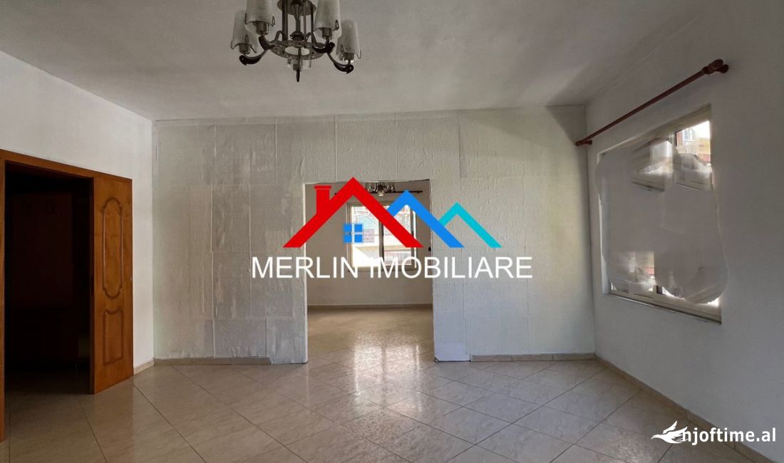 JEPET AMBJENT BIZNESI ME QERA TEK KOMUNA E PARISIT.