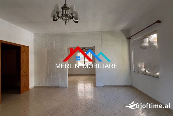 Ambiente Commerciale in Affitto 3+1 a Tirana - 1,200 Euro