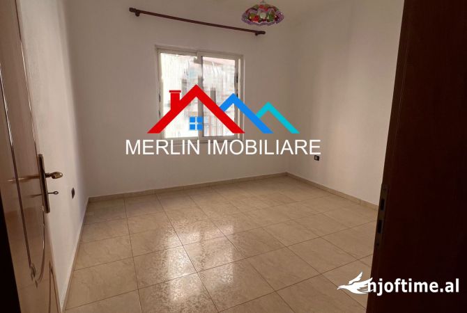 Ambiente Commerciale in Affitto 3+1 a Tirana - 1,200 Euro