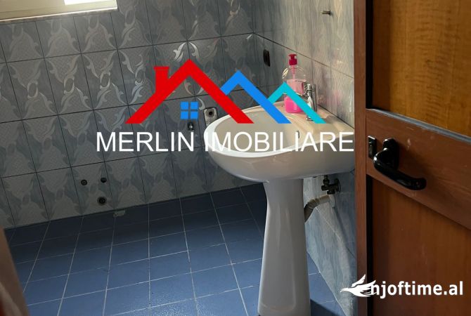 JEPET AMBJENT BIZNESI ME QERA TEK KOMUNA E PARISIT.