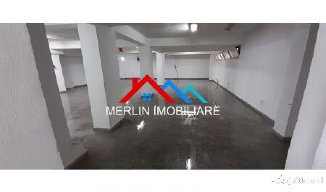 JEPET AMBJENT BIZNESI 200M2  NE RRUGEN E DURRESIT.