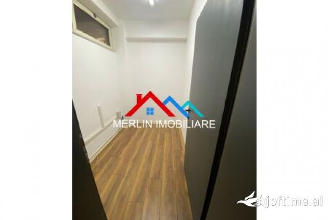 JEPET AMBJENT BIZNESI 300M2 TEK 21 DHJETORI.