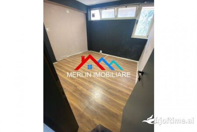 JEPET AMBJENT BIZNESI 300M2 TEK 21 DHJETORI.