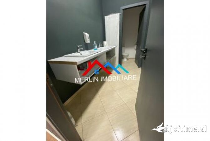 JEPET AMBJENT BIZNESI 300M2 TEK 21 DHJETORI.