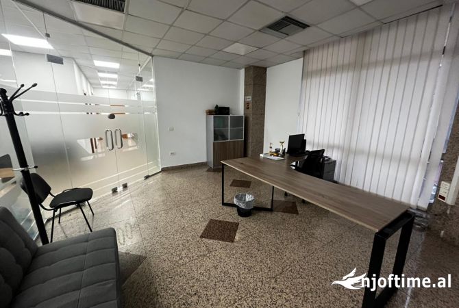 Ambiente Commerciale in Affitto 3+1 a Tirana - 5,160 Euro
