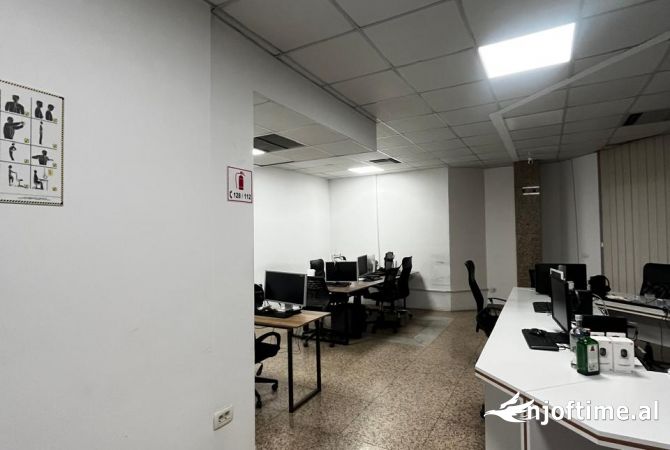 Ambiente Commerciale in Affitto 3+1 a Tirana - 5,160 Euro