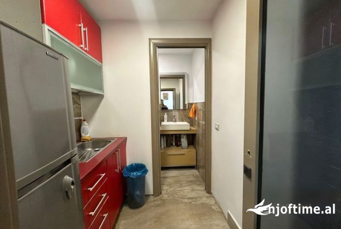 Ambiente Commerciale in Affitto 3+1 a Tirana - 1,200 Euro