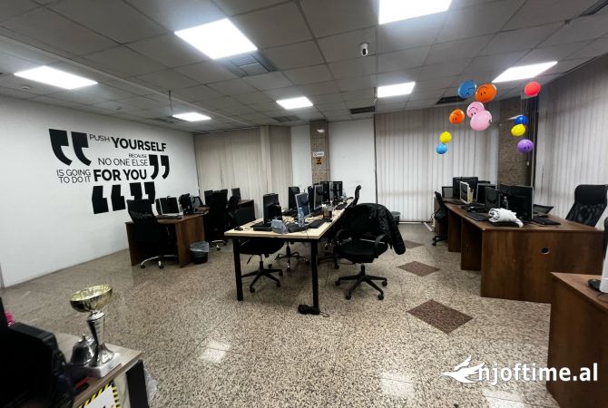 Ambiente Commerciale in Affitto 3+1 a Tirana - 5,160 Euro