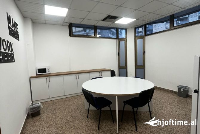 Ambiente Commerciale in Affitto 3+1 a Tirana - 5,160 Euro