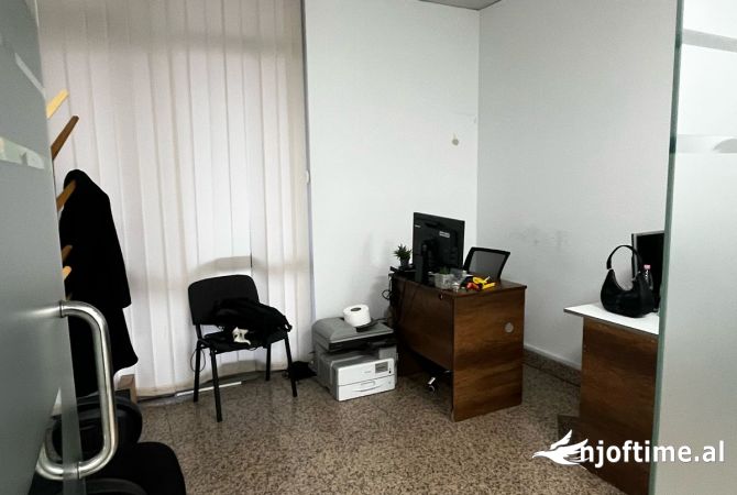 Ambiente Commerciale in Affitto 3+1 a Tirana - 5,160 Euro