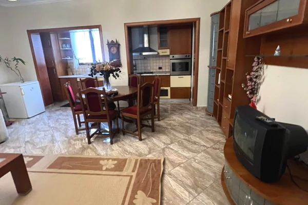 Mansarda(ultimo piano del tetto) in affitto a Tirana 2+1, Arredato