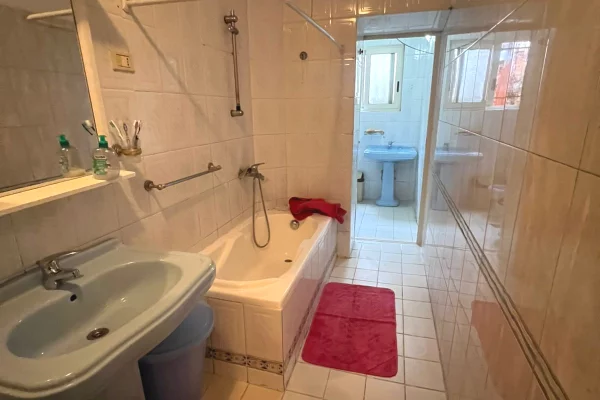 Mansarda(ultimo piano del tetto) in affitto a Tirana 2+1, Arredato