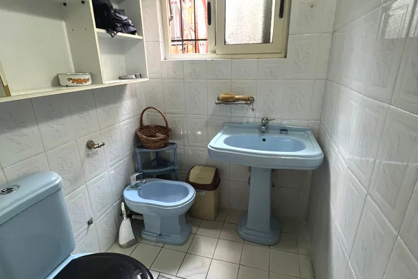 Mansarda(ultimo piano del tetto) in affitto a Tirana 2+1, Arredato