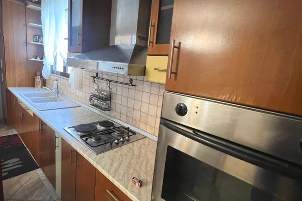 Mansarda(ultimo piano del tetto) in affitto a Tirana 2+1, Arredato