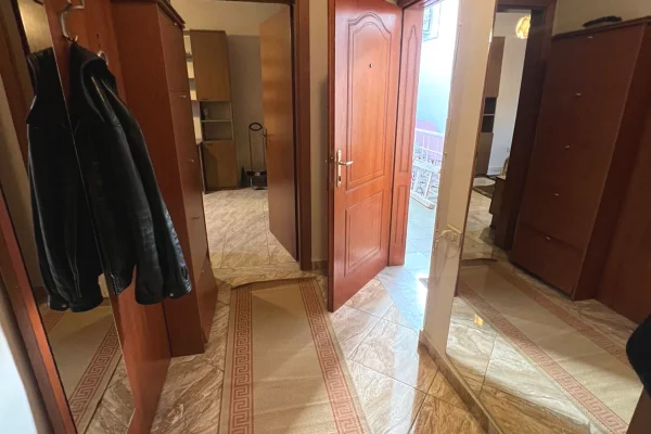 Mansarda(ultimo piano del tetto) in affitto a Tirana 2+1, Arredato