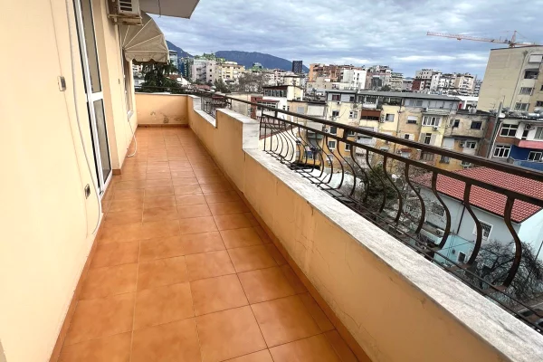 Appartamento in affitto a Tirana 2+1, Arredato