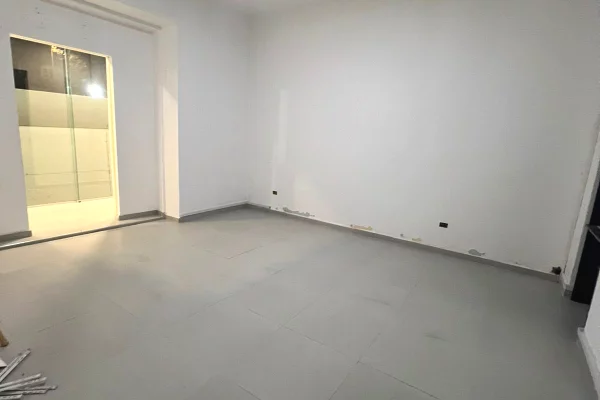 Ambiente Commerciale in Affitto 1+1 a Tirana - 3,000 Euro