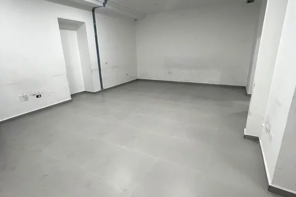 Ambiente Commerciale in Affitto 1+1 a Tirana - 3,000 Euro