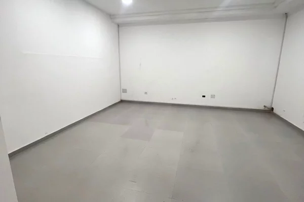 Ambiente Commerciale in Affitto 1+1 a Tirana - 3,000 Euro