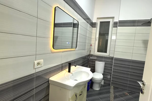 Shtepi ne shitje Apartament ne Tirane, 1+1, Mobilimi E mobiluar, Pagesa 125,000  Euro.