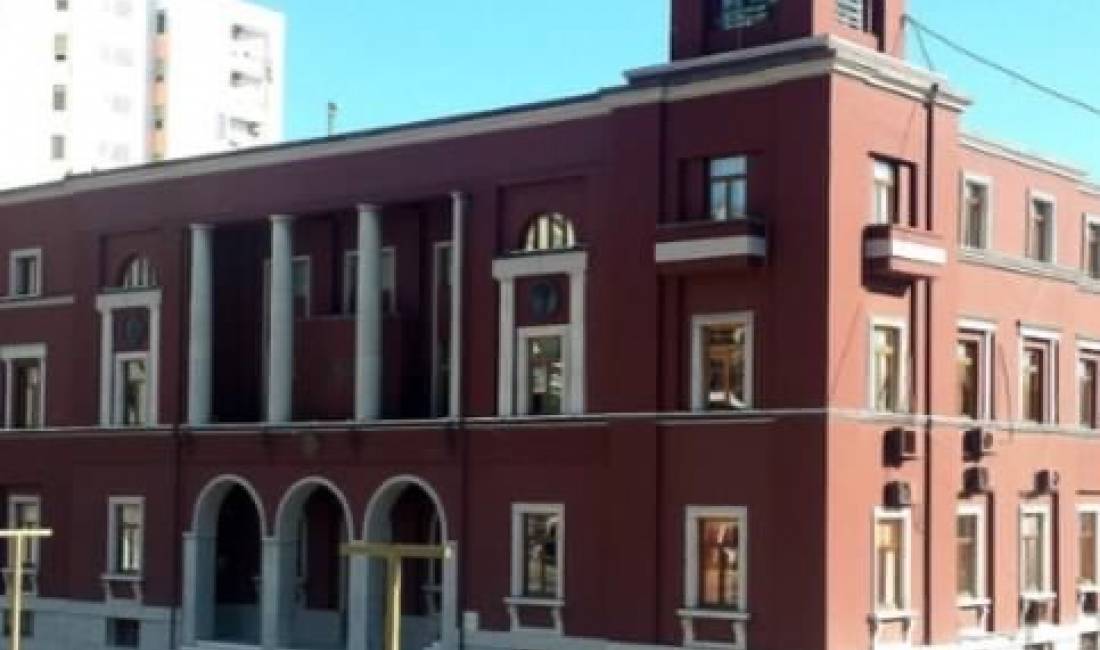 Kerkoj Apartament me qera ne Qender te Dr