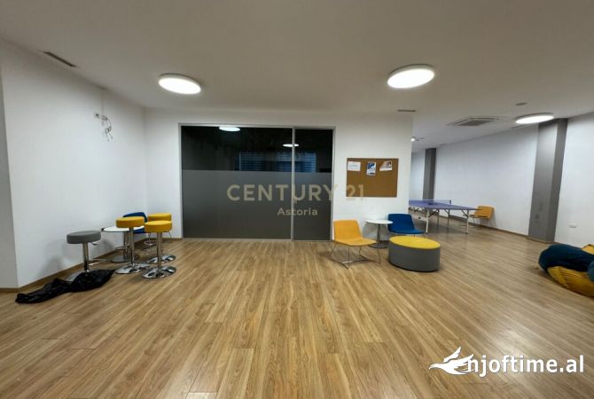 Ambiente Commerciale in Affitto 1+1 a Tirana - 4,600 Euro