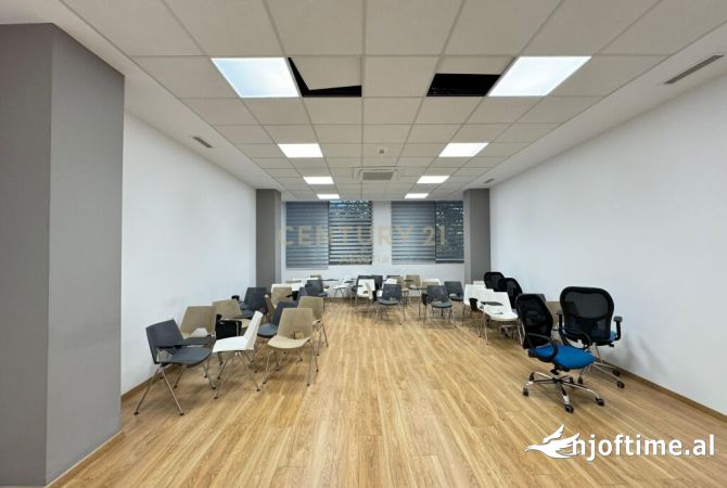 Ambiente Commerciale in Affitto 1+1 a Tirana - 4,600 Euro