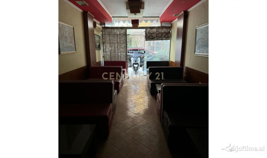 Shitet ambient komercial te Pallatet Cabej. et ambient komercial (bar kafe) te "Pallatet Cabej".