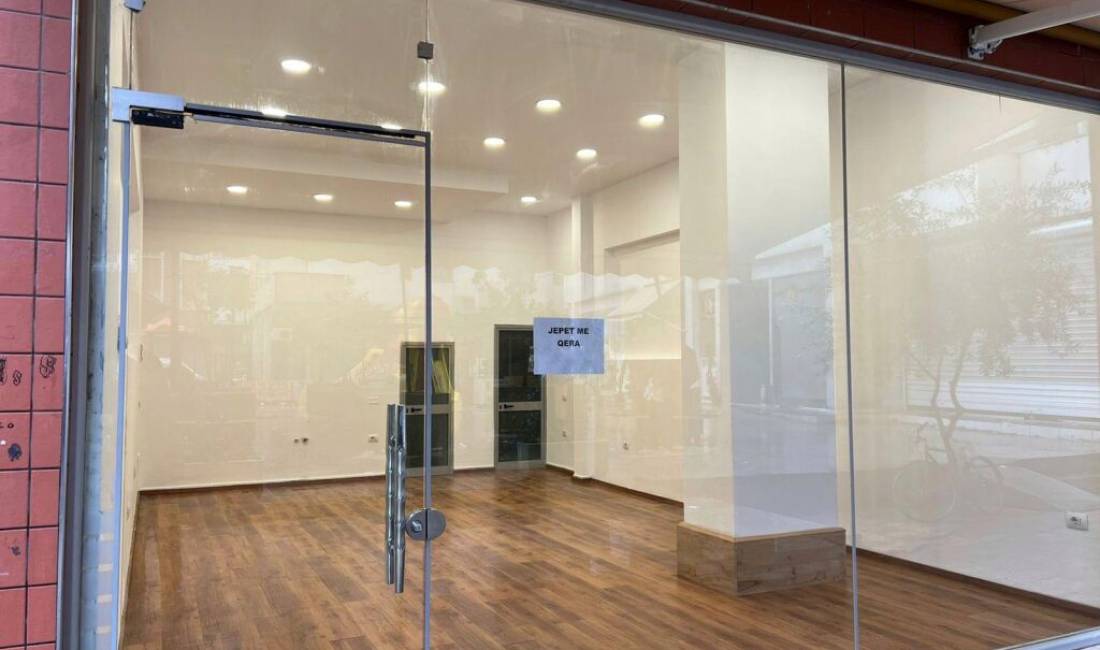 Jepet me qira ambient komercial ne Astir, rruga Market Maruli!