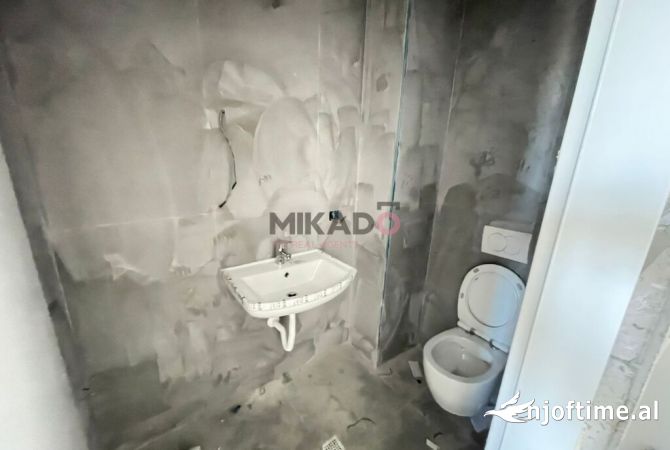 Ambiente Commerciale in Affitto 3+1 a Tirana - 900 Euro