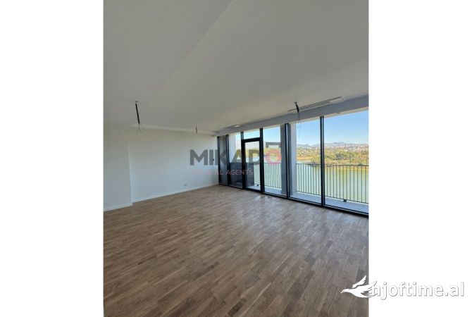 Ambiente Commerciale in Affitto 3+1 a Tirana - 1,700 Euro