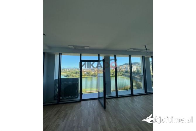 Ambiente Commerciale in Affitto 3+1 a Tirana - 1,700 Euro