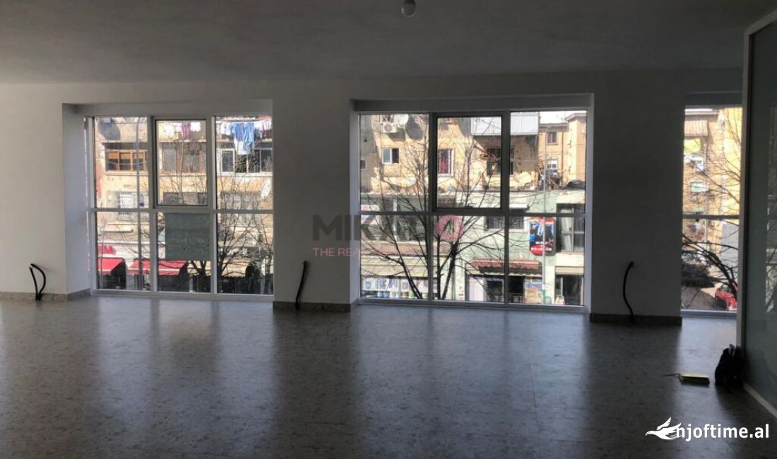 JEPET ME QIRA AMBIENT KOMERCIAL TEK RRUGA E DIBRES, PRANE MEDRESESE!