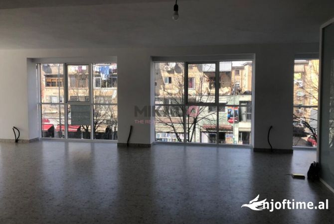 Ambiente Commerciale in Affitto 3+1 a Tirana - 1,800 Euro