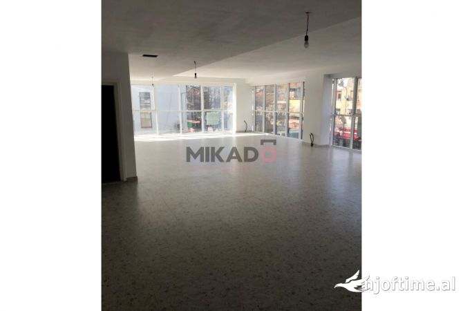 Ambiente Commerciale in Affitto 3+1 a Tirana - 1,800 Euro