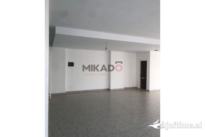 Ambiente Commerciale in Affitto 3+1 a Tirana - 1,800 Euro