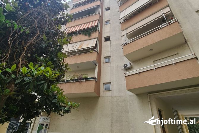 Ambiente Commerciale in Affitto 3+1 a Tirana - 800 Euro