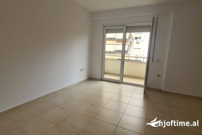 Ambiente Commerciale in Affitto 3+1 a Tirana - 800 Euro