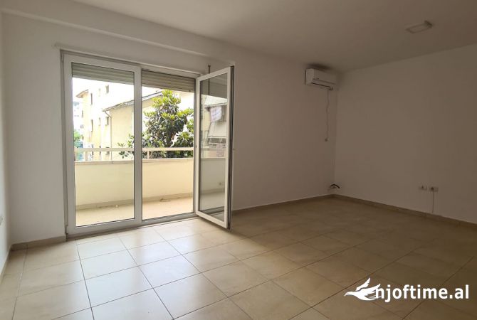 Ambiente Commerciale in Affitto 3+1 a Tirana - 800 Euro