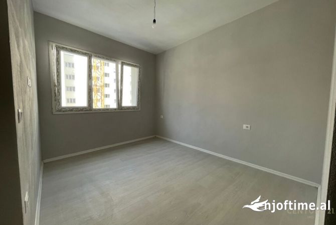Ambiente Commerciale in Affitto 3+1 a Tirana - 460 Euro
