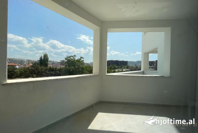 Ambiente Commerciale in Affitto 3+1 a Tirana - 460 Euro